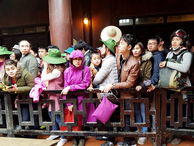 Du khách đến Ninh Bình tăng cao kỷ lục đầu năm mới Mậu Tuất 2018 - 2 Du khách đứng chen chân nhau để xuống thuyền tại khu du lịch Tràng An ngày đầu năm mới Mậu Tuất 2018.