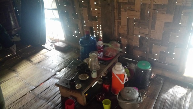 Bố bị gỗ đè chết, mẹ bỏ đi, bé lớp 2 sống trong khốn khó - 3
Cằn nhà tuềnh toàng của ông bà nội bé Tuyết Ngân