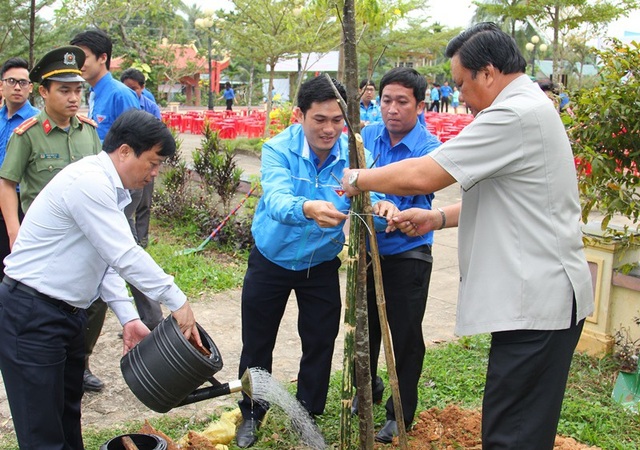 Tuổi trẻ Bình Định trồng cây nhớ ơn Bác Hồ - 2 Các đồng chí lãnh đạo tỉnh Bình Định trồng cây xanh tại Khu Di tích lịch sử Núi Chéo (huyện Hoài Ân).