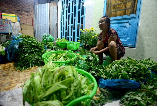 Phố cá lóc nướng hoạt động thâu đêm ngày vía Thần Tài - 13 Ngoài việc nướng cá lóc, các loại rau sống được rửa sạch và bỏ vào từng túi nilon đi kèm khi khách mua cá.