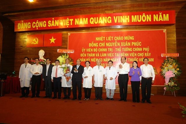 Thủ tướng Nguyễn Xuân Phúc chúc mừng các bác sĩ Bệnh viện Chợ Rẫy nhân ngày 27-2 - 1 Thủ tướng Nguyễn Xuân Phúc chúc mừng các bác sĩ Bệnh viện Chợ Rẫy nhân ngày 27-2 - 1