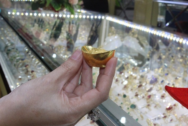 Ngày Vía Thần Tài: Cửa hàng đông đặc, nhà vàng trúng đậm - 10 Thỏi tiền vàng, đỉnh vàng, vàng hình ông Thần Tài là sản phẩm mới được nhiều người mua chọn lựa