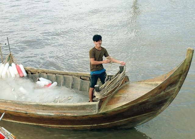 Sau Tết, cá khoai lên giá 105.000 đ/kg, ngư dân lãi 10 triệu/ngày - 2 Ngư dân sử dụng các phương tiện đánh bắt gần bờ để khai thác cá khoai. (Ảnh: TA).