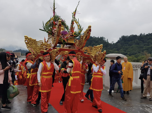 Biển người đổ về Yên Tử ngày khai hội - 1 Màn rước kiệu tại Lễ khai hội xuân Yên Tử
