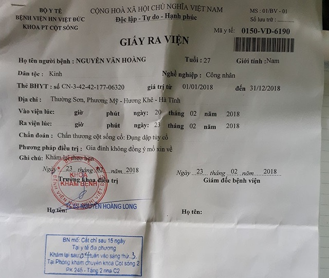 Xót thương cảnh người cha đi xin sữa cho con gặp tai nạn nguy kịch - 5 Vì không xoay đâu ra được tiền để đóng chi phí mổ cho anh Hoàng, gia đình đành xin đưa anh về nhà.