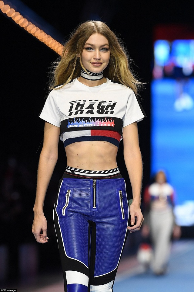 Dàn siêu mẫu khoe dáng đẹp như tượng - 1
Gigi Hadid là vơ đét trong show diễn của Tommy Hilfiger tại tuần lễ thời trang Milan ngày 25/2 vừa qua