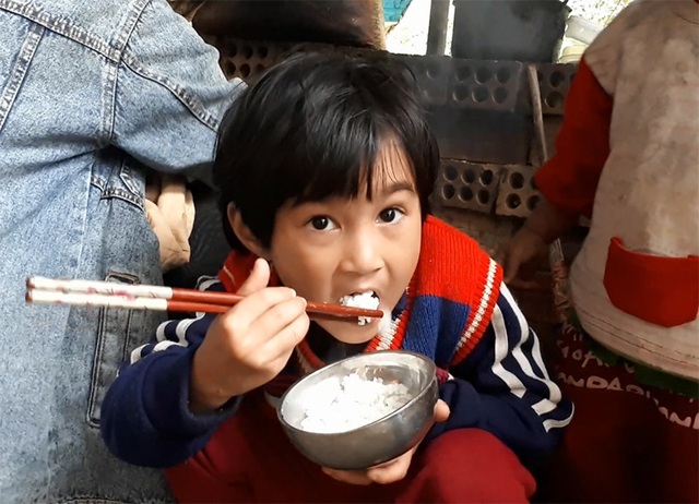 Xót thương cảnh người cha đi xin sữa cho con gặp tai nạn nguy kịch - 8 Xót thương cảnh người cha đi xin sữa cho con gặp tai nạn nguy kịch - 8