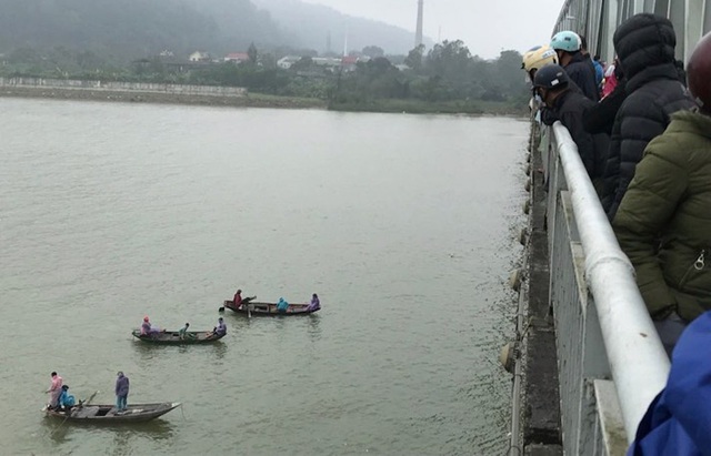 Huy động thuyền tìm kiếm người phụ nữ nhảy cầu Bến Thủy - 1
Người dân địa phương và người nhà đã phải huy động tàu thuyền nhỏ của dân để tìm người nhảy cầu.