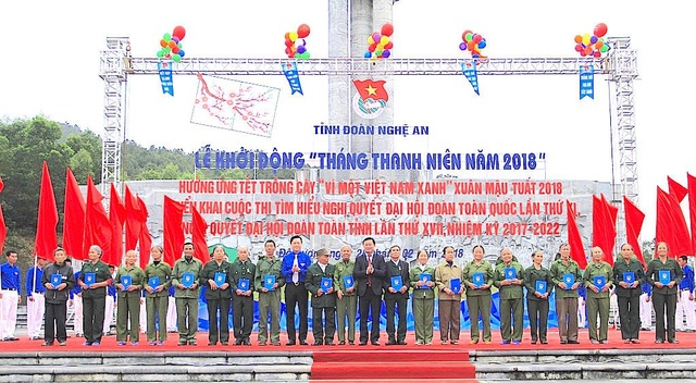 Đoàn viên thanh niên luôn bùng cháy ngọn lửa đam mê, nhiệt huyết của tuổi trẻ - 5 Ban tổ chức đã trao quà cho 20 cựu TNXP xã Mỹ Sơn, huyện Đô Lương.