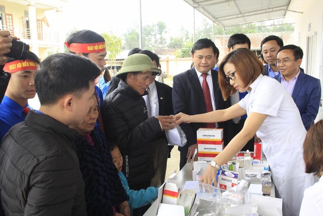 Đoàn viên thanh niên luôn bùng cháy ngọn lửa đam mê, nhiệt huyết của tuổi trẻ - 6 Khám phát thuốc miễn phí cho 300 người dân xã Mỹ Sơn, huyện Đô Lương.