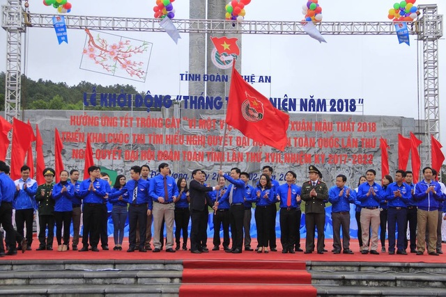 Đoàn viên thanh niên luôn bùng cháy ngọn lửa đam mê, nhiệt huyết của tuổi trẻ - 3 Ông Thái Thanh Quý - UV Dự khuyết Ban Chấp hành Trung ương Đảng, UV BTV, Trưởng Ban Dân vận Tỉnh ủy trao cờ hưởng ứng cho ĐVTN toàn tỉnh.