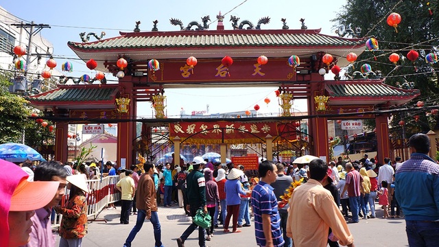 Cạo đầu làm sư giả, đi khất thực tại lễ hội chùa Bà - 2 Chùa Bà Thiên Hậu thu hút khách hành hương từ các nơi đổ về cầu an.