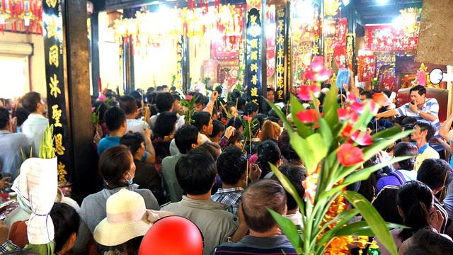 Có hàng trăm nghìn lượt khách đổ về chùa Bà vào dịp lễ hội đầu năm.