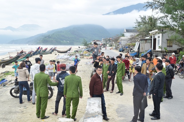 Đôi nam nữ tâm sự bên bãi biển bị cướp dùng kiếm cướp tài sản - 4 Công an huyện Phú Lộc dựng lại hiện trường vụ án tại bãi biển Lăng Cô