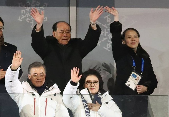 Tổng thống Moon Jae-in và phu nhân (áo trắng hàng dưới) và bà Kim Yo-jong, em gái nhà lãnh đạo Kim Jong-un, cùng Chủ tịch Quốc hội Triều Tiên Kim Yong-nam dự lễ khai mạc Thế vận hội mùa Đông ngày 9/2 tại Hàn Quốc (Ảnh: AFP)