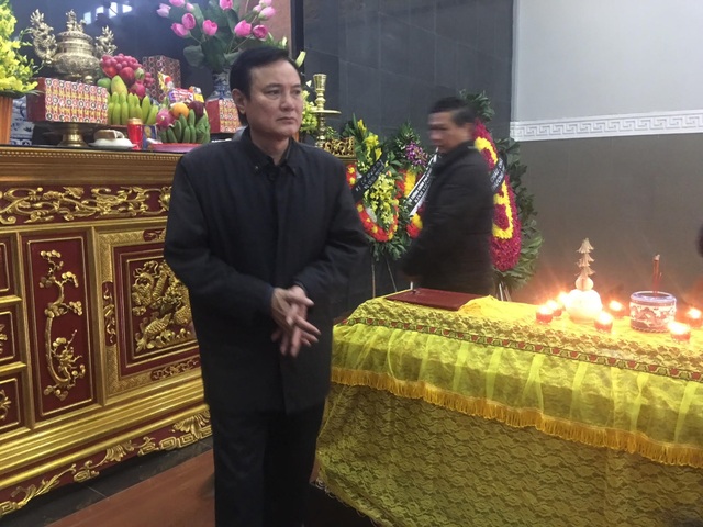Nghệ sĩ ngậm ngùi tiễn biệt NSND Tuệ Minh, vợ cố nhà văn Nguyễn Đình Thi - 6 Nghệ sĩ Hữu Mười và các nghệ sĩ ngậm ngùi khi nhìn mặt người nghệ sĩ đáng kính lần cuối.