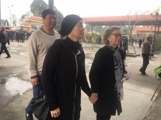 Nghệ sĩ ngậm ngùi tiễn biệt NSND Tuệ Minh, vợ cố nhà văn Nguyễn Đình Thi - 11 NSND Lê Khanh cùng mẹ đến thắp hương cho người thầy của mình.