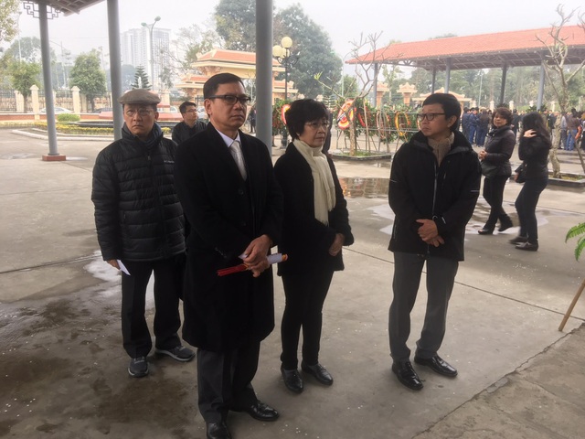 Nghệ sĩ ngậm ngùi tiễn biệt NSND Tuệ Minh, vợ cố nhà văn Nguyễn Đình Thi - 14 NSƯT Phạm Cường cùng đoàn Điện ảnh Quân đội.