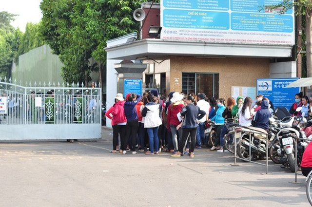 Vụ hàng ngàn công nhân bị "xù Tết": Vạ vật trong nắng nóng chờ xử lý - 1 Nhiều công nhân đến làm việc nhưng bảo vệ không cho vào do công ty chưa hoạt động