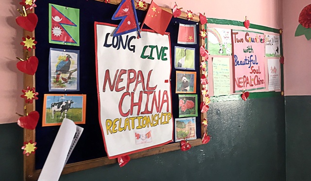 Tấm biển ca ngợi quan hệ hữu nghị Nepal Trung Quốc tại một trường học Nepal. (Ảnh: SCMP)