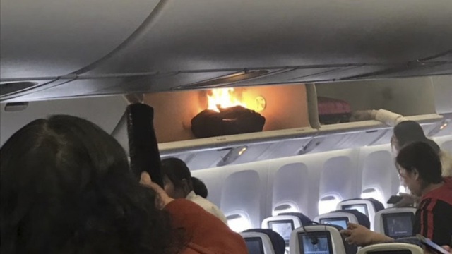 
Hành khách sơ tán khỏi máy bay khi cục sạc dự phòng bốc cháy ngùn ngụt (Ảnh: 163.com)
