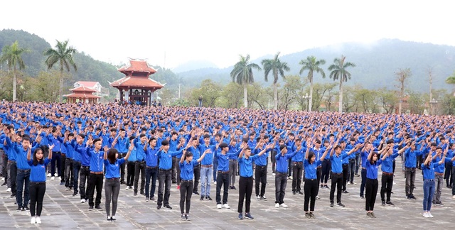 Đoàn viên thanh niên luôn bùng cháy ngọn lửa đam mê, nhiệt huyết của tuổi trẻ - 4
Gần 3.000 ĐVTN trên địa bàn huyện Đô Lương đã đồng diễn “Thanh niên Việt Nam tiến bước” - bài hát chính thức của Đại hội Đoàn toàn quốc lần thứ XI, nhiệm kỳ 2017 - 2022.