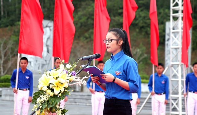 Đoàn viên thanh niên luôn bùng cháy ngọn lửa đam mê, nhiệt huyết của tuổi trẻ - 2 Em Nguyễn Thị Phương đại diện ĐVTN toàn tỉnh phát biểu hưởng ứng Lễ khởi động.
