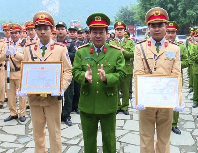 Khen thưởng CSGT truy bắt nhóm thanh niên đánh võng, rú còi trên đường - 1
Trung úy Đạt và Thiếu úy Tiến vinh dự được Giám đốc Công an tỉnh tặng giấy khen vì có thành tích xuất sắc truy bắt nhóm quái xế.