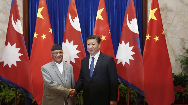 Nhận quà của Trung Quốc, chuyên gia cảnh báo Nepal có thể rơi vào "bẫy nợ" - 2 Tân Thủ tướng Nepal Khadga Prasad Sharma Oli và Chủ tịch Trung Quốc Tập Cận Bình. (Ảnh: AFP)
