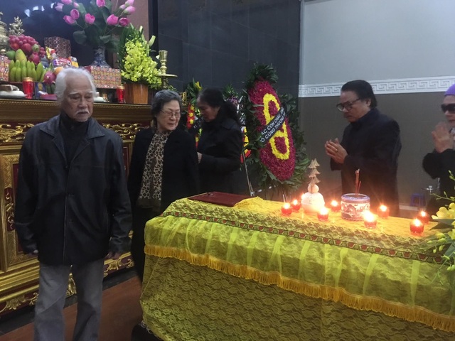 Nghệ sĩ ngậm ngùi tiễn biệt NSND Tuệ Minh, vợ cố nhà văn Nguyễn Đình Thi - 4
Các nghệ sĩ vòng quanh linh cữu người quá cố lần cuối.