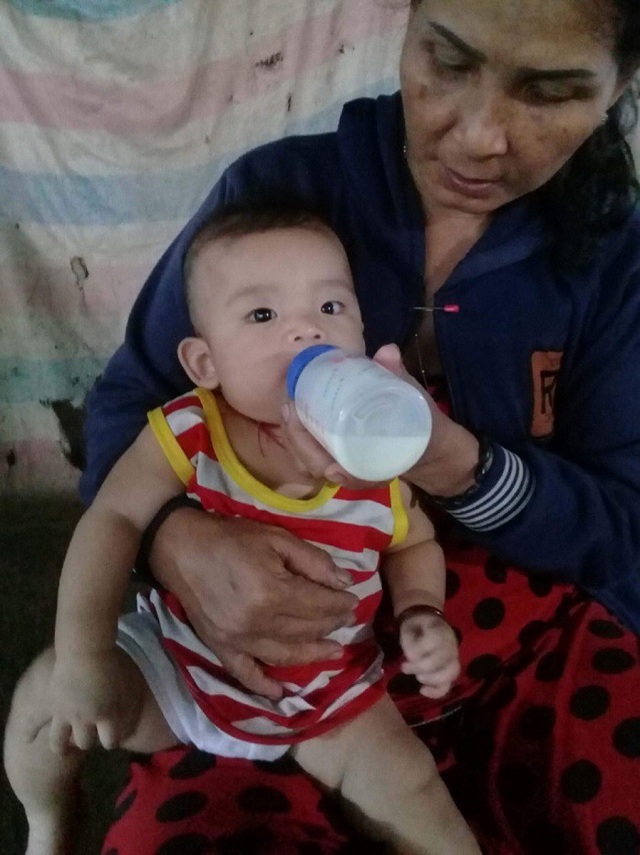 Mẹ lâm trọng bệnh, bé trai 8 tháng tuổi khát sữa - 6 Bà Lệ từng ngày phải nuôi bộ đứa cháu bằng những phần sữa ít ỏi và nước cơm, nước cháo