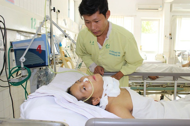 Mẹ lâm trọng bệnh, bé trai 8 tháng tuổi khát sữa - 4
Mới cưới nhau được thời gian ngắn, căn bệnh hiểm ác đang hủy hoại hạnh phúc của cặp vợ chồng trẻ