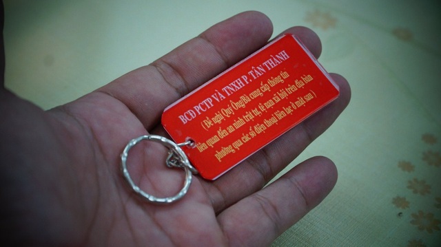 Nữ Chủ tịch phường “kết bạn” với dân bằng... móc chìa khóa - 1 Mặt trước của chiếc móc khóa