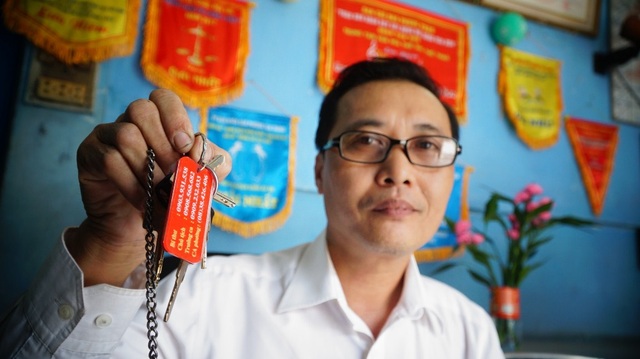Nữ Chủ tịch phường “kết bạn” với dân bằng... móc chìa khóa - 8 Ông Ngô Duy Anh Dũng, Phó trưởng khu phố 4 bên chùm chìa khóa của mình