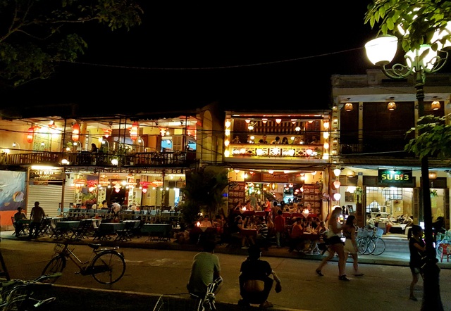 Quán bar, nhà hàng không được hoạt động quá 24 giờ hàng ngày - 1 Hội An kiên quyết chấn chỉnh tình trạng mất trật tự tại các nhà hàng - quán bar để trả lại sự bình yên cho phố cổ