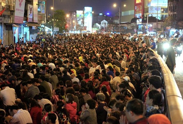Hàng nghìn người tràn ra lòng đường để cúng dâng sao - giải hạn đầu năm ở chùa Phúc Khánh, Hà Nội. Ảnh: TP.