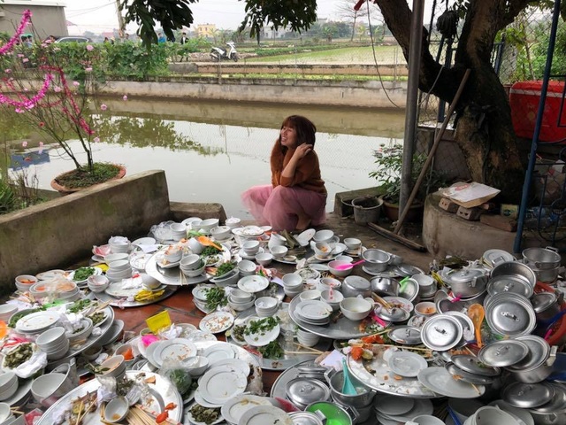 "Nữ giám đốc 8x rửa bát đĩa kín một sân ngày Tết" gây tranh cãi mạng xã hội - 2
Là một giám đốc thành đạt, chị Tâm nói rằng nhân viên của chị không tin khi chị kể rằng về quê phải rửa một sân bát đĩa.
