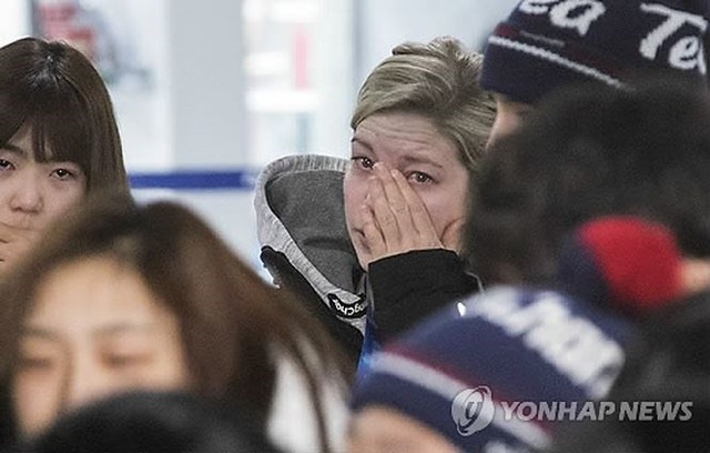 Sarah Murray đã bật khóc khi tiễn các vận động viên khúc côn cầu Triều Tiên về nước ngày 26/2 (Ảnh: Yonhap)