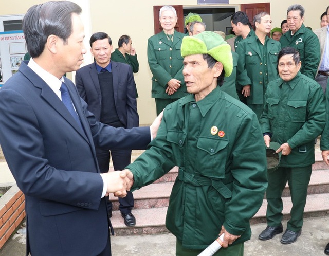 Bộ trưởng Đào Ngọc Dung: “Nâng chất nguồn nhân lực Ninh Bình từ giáo dục nghề nghiệp” - 2
Bộ trưởng thăm hỏi thương, bệnh binh tại Trung tâm Điều dưỡng Người có công Nho Quan (Ninh Bình). Ảnh: C.T