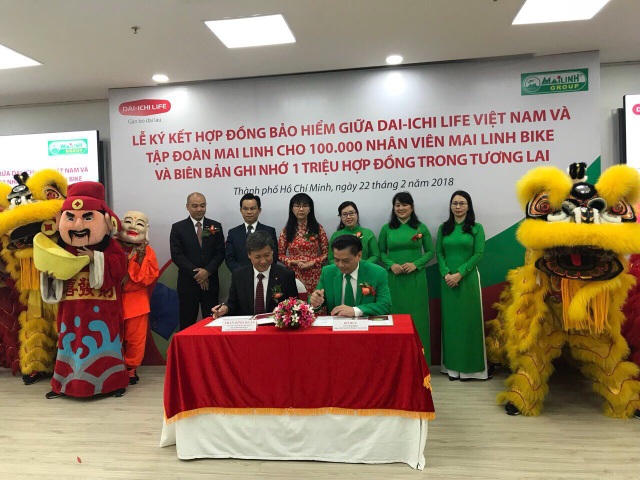 Dai-ichi Life Việt Nam và Tập đoàn Mai Linh ký kết hợp tác dài hạn - 1
Ông Trần Đình Quân – Tổng Giám đốc Dai-ichi Life Việt Nam (bên trái) và ông Hồ Huy – Chủ tịch Tập đoàn Mai Linh cùng ký kết hợp đồng bảo hiểm