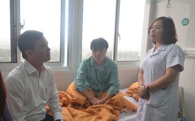 Lãnh đạo tỉnh Yên Bái đến thăm hỏi các bác sĩ bị hành hung tại Bệnh viện Sản Nhi Yên Bái (Ảnh: báo Yên Bái).