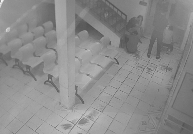 Bác sĩ tháo chạy vì bị đuổi đánh trước ngày thầy thuốc - 3
Nhóm thanh niên đập phá cửa kính tại phòng xét nghiệm (Hình ảnh trích xuất từ camera bệnh viện)