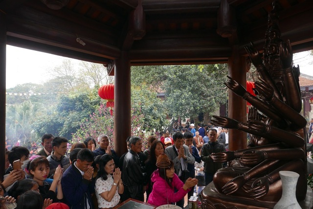 Hàng vạn người về đất quan họ trẩy hội Lim - 5
Khác với các năm trước, năm nay không còn tái diễn cảnh người đi lễ chùa găm tiền lên tượng Phật.