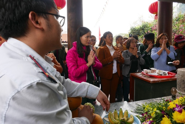 Hàng vạn người về đất quan họ trẩy hội Lim - 6
Tại những nơi đặt tượng Phật, ban tổ chức bố trí người túc trực nhắc nhở nhân dân không rải tiền lẻ, không sờ tay vào tượng.