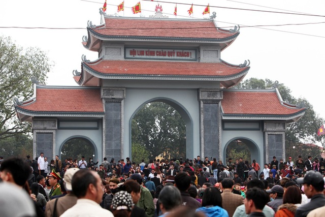 Hàng vạn người về đất quan họ trẩy hội Lim - 2
Trung tâm của lễ hội là khu vực đồi Lim. Dù không phải là ngày nghỉ, hội vẫn thu hút hàng vạn người tham dự.