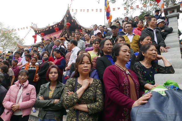Hàng vạn người về đất quan họ trẩy hội Lim - 12
Du khách chắm chú xem hát trước một lán quan họ ở khu vực đồi Lim.