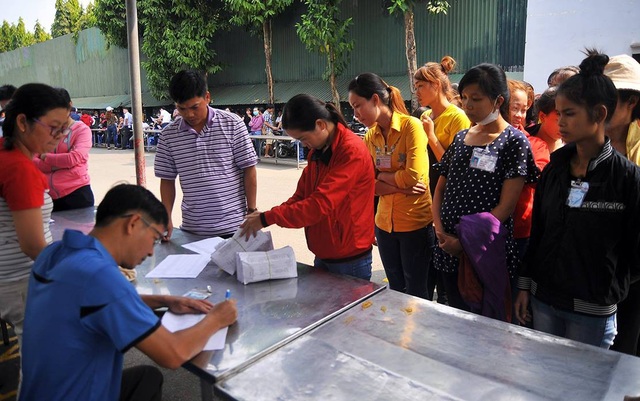 Vụ giám đốc người Hàn bỏ về nước: Chi tiền thai sản cho nữ công nhân - 1 Công nhân Công ty Texwell Vina nhận 50% lương tháng 1 do tỉnh Đồng Nai tạm ứng ngân sách chi trả.