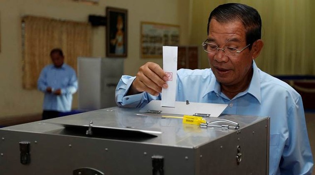 Mỹ cắt hàng loạt viện trợ cho Campuchia - 1 Thủ tướng Hun Sen, lãnh đạo đảng Nhân dân Campuchia, bỏ phiếu tại cuộc bầu cử thượng viện ở tỉnh Kandal ngày 25/2 (Ảnh: Reuters)