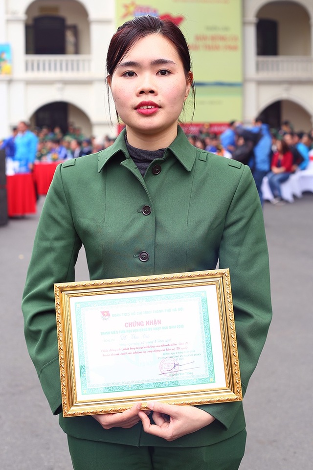 Tốt nghiệp ĐH, cô gái 9X viết đơn tình nguyện nhập ngũ - 2
Thu Trà vừa tốt nghiệp đại học ngành kế toán năm 2017. Tuy vậy, ngọn lửa quyết tâm đối với nghiệp lính đã được nung nấu trong Thu Trà từ bé, bởi ông bà của cô là những cựu chiến binh.