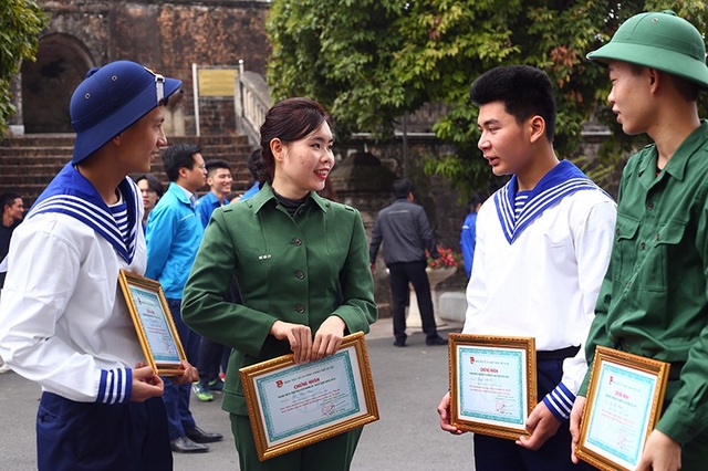 Tốt nghiệp ĐH, cô gái 9X viết đơn tình nguyện nhập ngũ - 4
Cô gái trẻ vui vẻ giao lưu cùng những người bạn tân binh.